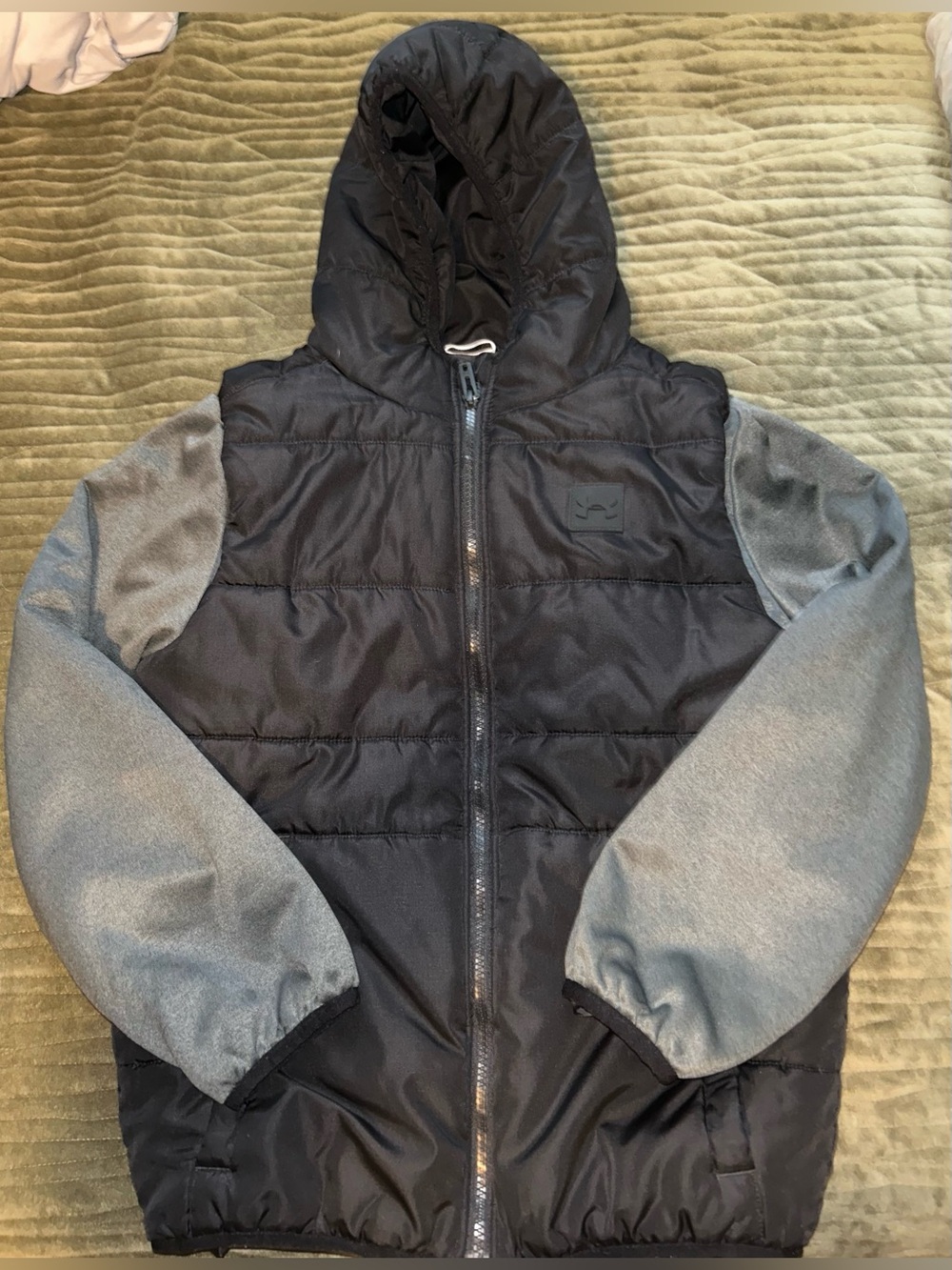 Under Armour Boys Hoodie Vest (Big Kid) Jacket. Size Youth Large. Black and gray